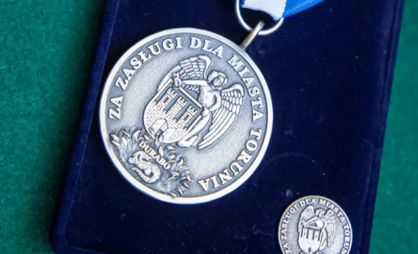 Medal "Za Zasługi dla Miasta Torunia" na wstędze