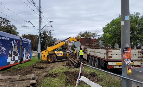 Korytują, układają kruszywo i usuwają kolizje