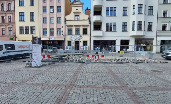 Prace przyłączeniowe są prowadzone na Rynku Nowomiejskim