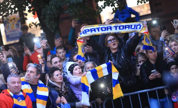 Mistrzowie Polski na żużlu spotkali się z kibicami na Rynku Staromiejskim
