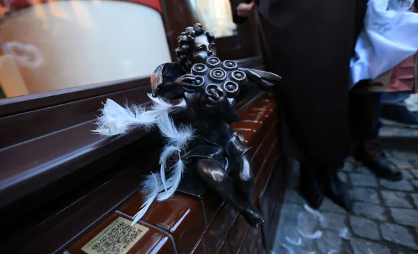 Toruńska starówka wzbogaciła się o kolejnego, siódmego aniołka. 