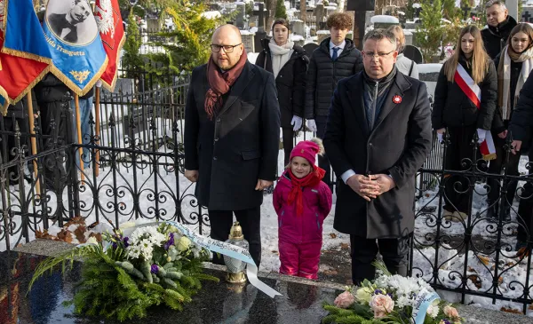 Prezydent Miasta Torunia Paweł Gulewski i Przewodniczący Rady Miasta Torunia Łukasz Walkusz uczcili pamięć Honorowych Obywateli Miasta Torunia składając wiązanki kwiatów na grobach Wandy Szuman i o. Władysława Wołoszyna.