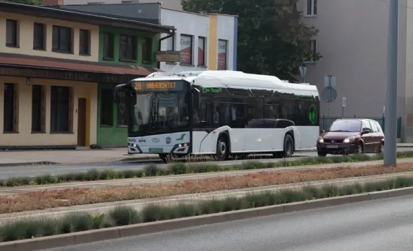 W związku z wyciekiem gazu w okolicach ul. Ślaskiego wprowadzono zmiany w komunikacji miejskiej. Nie ma zagrożenia dla mieszkańców. Na miejscu pracują służby gazownicze.