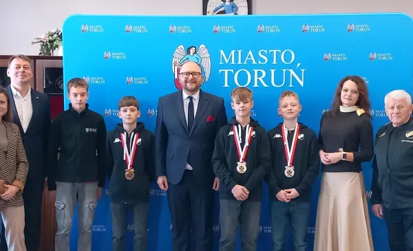 Młodzi żużlowcy z wizytą w Urzędzie Miasta Torunia