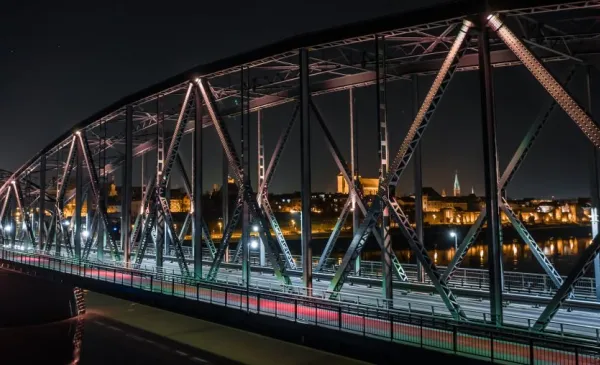 Iluminacja mostu drogowego – Toruń solidarny z dziećmi 