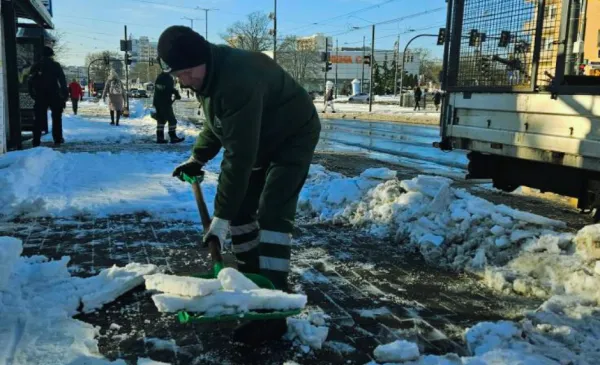 W Toruniu sytuacja wymaga ciągłych, całodobowych działań, aby złagodzić skutki niemal nieustannego opadu śniegu, który trwa już ponad 30 godzin. 