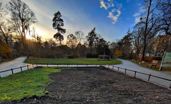 Rozpoczęły się prace związane z realizacją zadania z Budżetu Obywatelskiego, dzięki którym zostanie zagospodarowany teren na wejściu do Parku Miejskiego od strony ul. Konopnickiej.