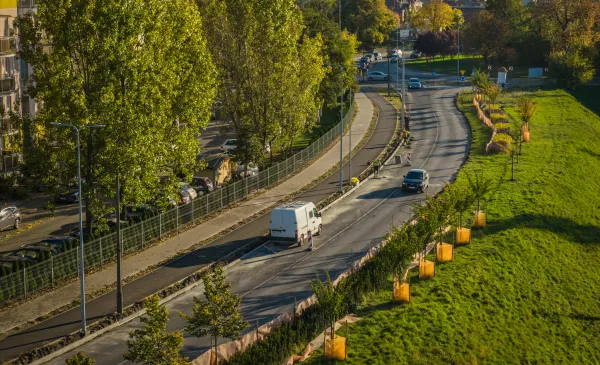 Trwa realizacja rozbudowy ul. Sobieskiego od pl. Pokoju Toruńskiego do ul. Żółkiewskiego. Na odcinku ok. 1,4 km powstaje infrastruktura pieszo-rowerowa, która poprawi bezpieczeństwo niechronionych uczestników ruchu. 