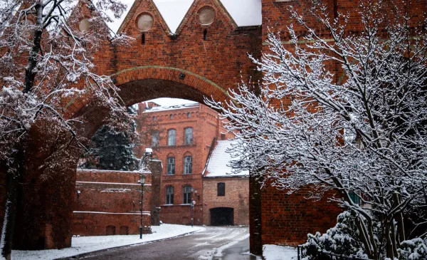 Toruńskie Centrum Zarządzania Kryzysowego wydało ostrzeżenie meteorologiczne. Dzisiaj od godz. 15:00 do godz. 22:00 jest możliwe oblodzenie.