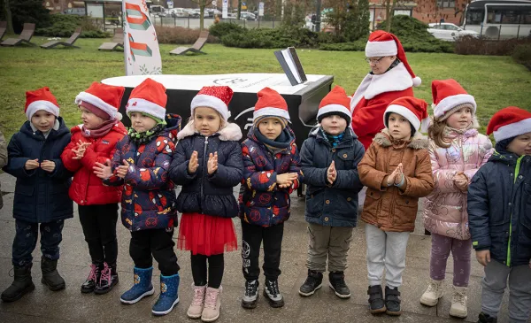 Zimowy Song przy fortepianie plenerowym