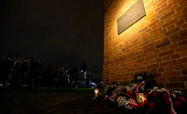 44. rocznica wprowadzenia stanu wojennego – pamięć i hołd złożony przy tablicy na Wałach Sikorskiego 10