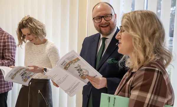 Paweł Gulewski, prezydent Torunia i Dagmara Zielińska, zastępczyni prezydenta, uczestniczyli w spotkaniu wigilijnym z mieszkańcami i pracownikami Domu Pomocy Społecznej im. Dr Leona Szumana w Toruniu.