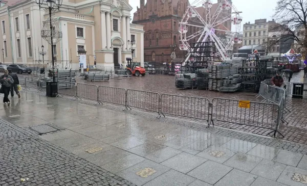 Rozpoczął się montaż sceny "Sylwestrowej Mocy Przebojów". Trwają prace związane z organizacją koncertu, którym przywitamy Nowy 2026 Rok.