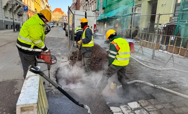 Awaria ciepłociągu na Mostowej