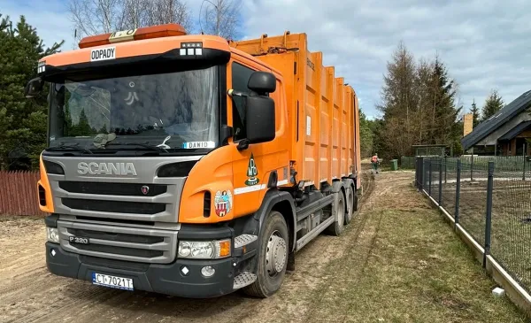 Przymarzające odpady BIO w pojemnikach