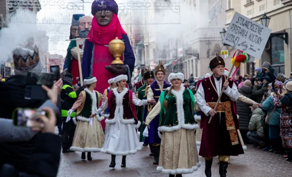 Orszak Trzech Króli w kolorowym pochodzie w Toruniu