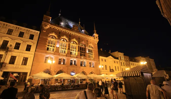 Dwór Artusa nocą