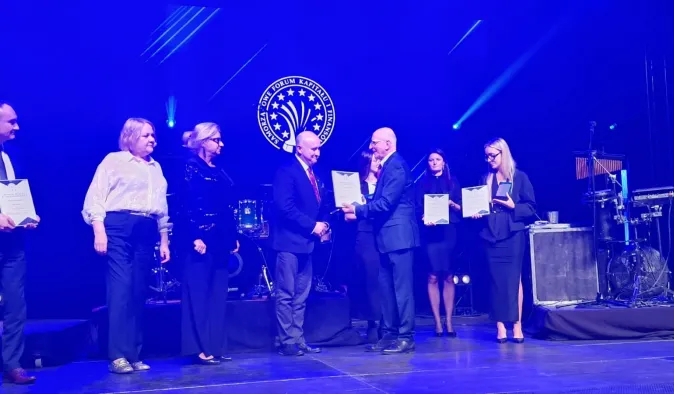 Toruń na 1. miejscu w rankingu "Dotacje z Unii Europejskiej 2004–2024". Wyróżnienie podczas XXIII Samorządowego Forum Kapitału i Finansów w Katowicach odebrał Rafał Pietrucień, z-ca prezydenta Torunia.