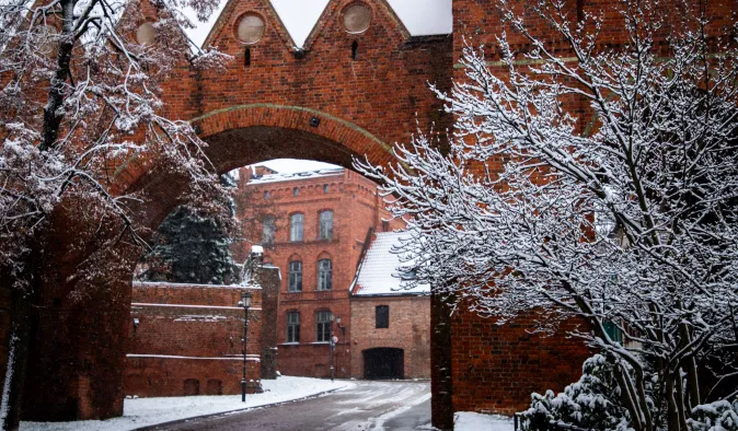 Toruńskie Centrum Zarządzania Kryzysowego wydało ostrzeżenie meteorologiczne. Dzisiaj od godz. 15:00 do godz. 22:00 jest możliwe oblodzenie.