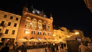 Dwór Artusa nocą