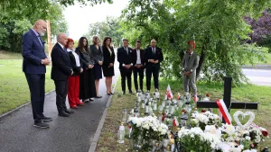 Prezydent Miasta Torunia Paweł Gulewski, Przewodniczący Rady Miasta Torunia Łukasz Walkusz wraz z Radnymi i Zastępcą Prezydenta Miasta Torunia Rafałem Pietrucieniem oddali hołd Zmarłej, zapalając znicze w miejscu, w którym doszło do napaści.