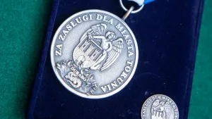 Medal "Za Zasługi dla Miasta Torunia" na wstędze