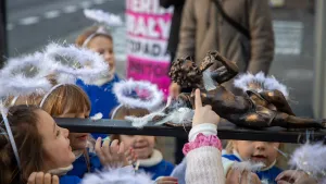 Anioł przy Domu Pizzy i Tapas 