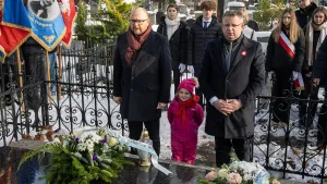 Prezydent Miasta Torunia Paweł Gulewski i Przewodniczący Rady Miasta Torunia Łukasz Walkusz uczcili pamięć Honorowych Obywateli Miasta Torunia składając wiązanki kwiatów na grobach Wandy Szuman i o. Władysława Wołoszyna.