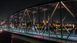 Iluminacja mostu drogowego – Toruń solidarny z dziećmi 