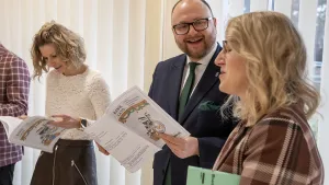 Paweł Gulewski, prezydent Torunia i Dagmara Zielińska, zastępczyni prezydenta, uczestniczyli w spotkaniu wigilijnym z mieszkańcami i pracownikami Domu Pomocy Społecznej im. Dr Leona Szumana w Toruniu.