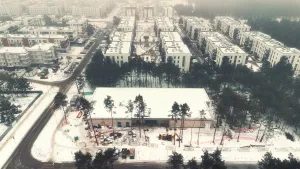 Przy ul. Heweliusza powstaje piąty żłobek miejski w Toruniu. Nowa placówka zapewni 150 miejsc dla najmłodszych mieszkańców naszego miasta, znacząco zwiększając dostępność opieki żłobkowej.