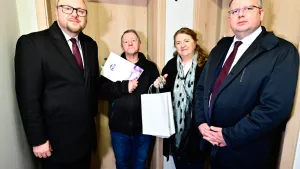 Pan Tadeusz jako pierwszy odebrał klucze do mieszkania przy ul. Batorego 67b