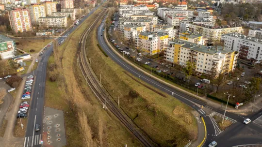 Szóstka na ścieżce wzdłuż Sobieskiego