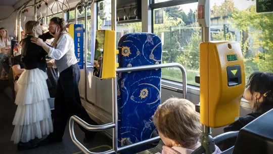 Spektakl "Drogi" w autobusie MZK