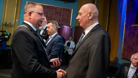 Andrzej Glonek z medalem „Za Zasługi dla Miasta Torunia” na wstędze