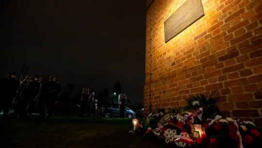 44. rocznica wprowadzenia stanu wojennego – pamięć i hołd złożony przy tablicy na Wałach Sikorskiego 10