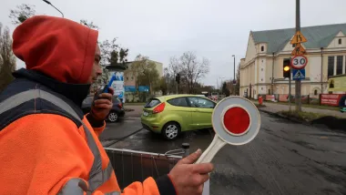 Ruchem na remontowanej ul. św. Józefa kierują sygnaliści, fot. Sławomir Kowalski