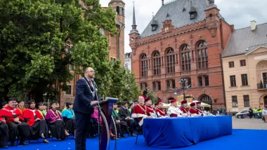 Uroczyste posiedzenie Senatu UMK na Rynku Staromiejskim