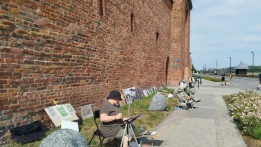 Artyści-seniorzy na bulwarze