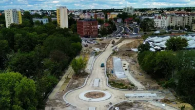 Od poniedziałku (1 września) zostanie otwarty zjazd z ul. Aleja 700-lecia na parking przy Cinema City.