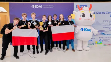 Uczniowie Uniwersyteckiego Liceum Ogólnokształcącego w Toruniu z medalami Międzynarodowej Olimpiady Sztucznej Inteligencji, która na początku sierpnia odbyła się w Pekinie.
