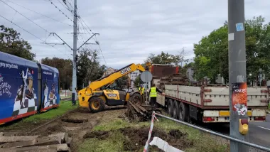 Korytują, układają kruszywo i usuwają kolizje