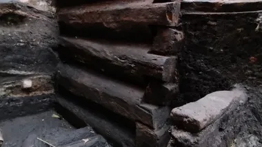 Prace na dziedzińcu Domu Mikołaja Kopernika trwają nieprzerwanie od końca sierpnia br., a archeolodzy zeszli już znacznie niżej, docierając do warstw, które niosą zupełnie nową wiedzę o najstarszej historii tego miejsca.