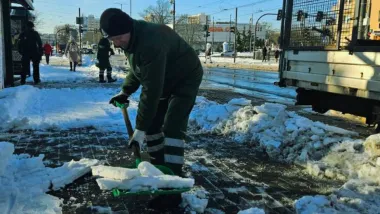 W Toruniu sytuacja wymaga ciągłych, całodobowych działań, aby złagodzić skutki niemal nieustannego opadu śniegu, który trwa już ponad 30 godzin. 