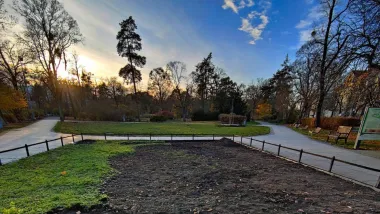 Rozpoczęły się prace związane z realizacją zadania z Budżetu Obywatelskiego, dzięki którym zostanie zagospodarowany teren na wejściu do Parku Miejskiego od strony ul. Konopnickiej.