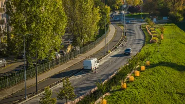 Trwa realizacja rozbudowy ul. Sobieskiego od pl. Pokoju Toruńskiego do ul. Żółkiewskiego. Na odcinku ok. 1,4 km powstaje infrastruktura pieszo-rowerowa, która poprawi bezpieczeństwo niechronionych uczestników ruchu. 
