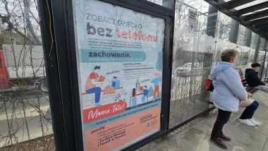 Zobacz dziecko bez telefonu na plakatach