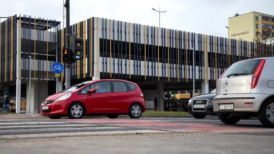 Zostaw auto na parkingach P&R