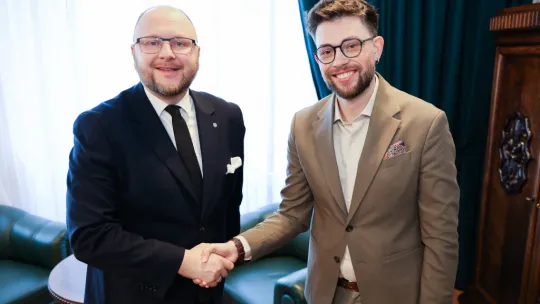 Dr Michał Bomastyk - pełnomocnik PMT ds. Równości (z prawej) i Prezydent Miasta Torunia Paweł Gulewski (z lewej)