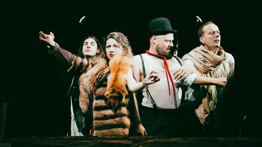 Zdjęcie ze spektaklu "Ślub" Teatru Wierszalin